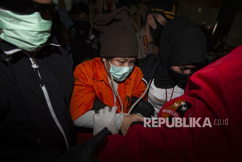 Buronan pelaku pembobolan Bank BNI Maria Pauline Lumowa (tengah) berjalan dengan kawalan polisi tiba di Bandara Internasional Soekarno-Hatta, Tangerang, Banten, Kamis (9/7/2020). Tersangka pelaku pembobolan kas Bank BNI cabang Kebayoran Baru lewat Letter of Credit (L/C) fiktif sebesar Rp1,7 triliun diekstradisi dari Serbia setelah menjadi buronan sejak 2003.