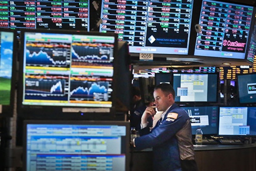 Wall Street ditutup melemah pada Kamis (10/9) setelah aksi jual saham teknologi berlanjut. 