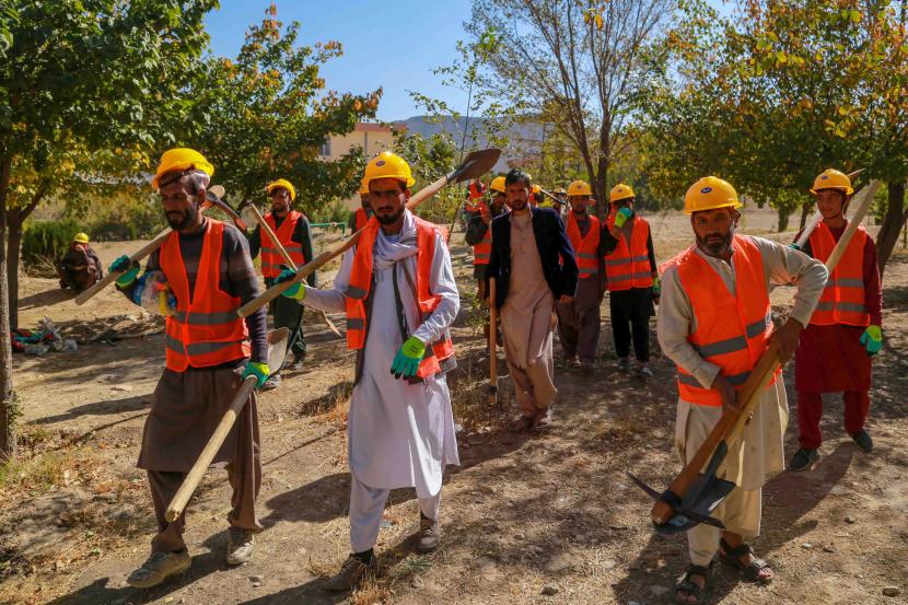 Buruh Afghanistan menghadiri upacara di mana Taliban meluncurkan program untuk menawarkan gandum sebagai ganti tenaga kerja, di Kabul, Afghanistan, 24 Oktober 2021 (dikeluarkan 25 Oktober 2021).