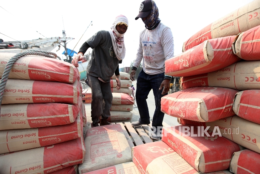  Buruh angkut melakukan aktivitas bongkar muat semen di Pelabuhan Sunda Kelapa, Jakarta, Kamis (27/7).