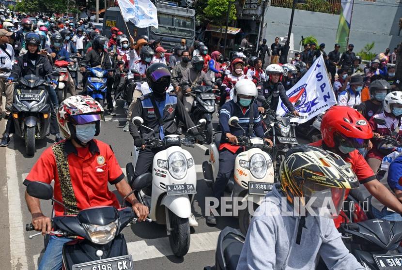 Buruh berkonvoi saat unjuk rasa di depan Kantor BPJS Ketenagakerjaan Serang, di Serang, Banten, Rabu (23/2/2022). Mereka menolak Peraturan Menaker No.2 tahun 2022 yang mengatur persyaratan pencairan dana Jaminan Hari Tua (JHT) pada usia 56 tahun karena dinilai memberatkan dan merugikan para buruh.