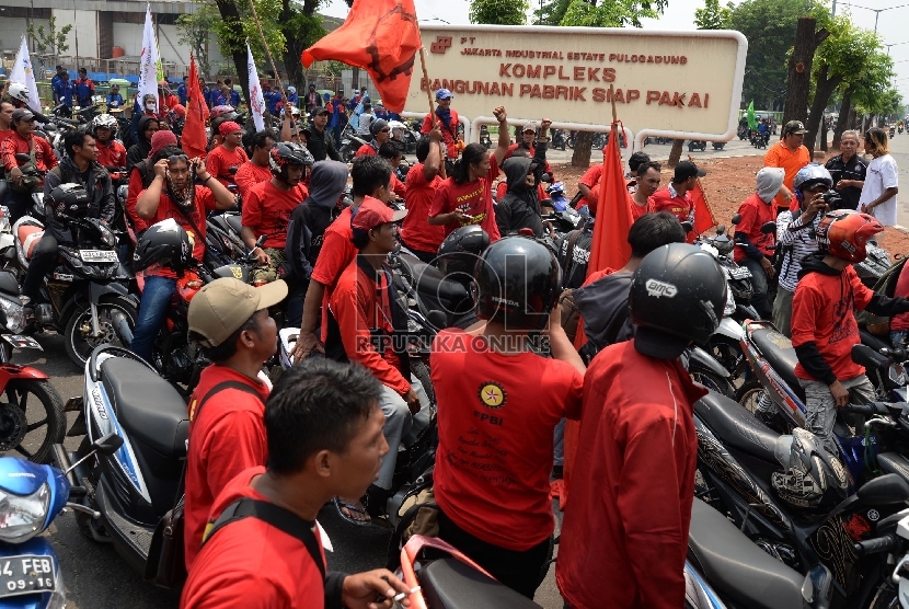 Buruh berorasi ketika mengikuti aksi mogok di hari kedua di Kawasan Industri Pulogadung, Jakarta, Rabu (25/11). 