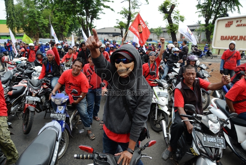Buruh berorasi ketika mengikuti aksi mogok di hari kedua di Kawasan Industri Pulogadung, Jakarta, Rabu (25/11). (Republika/Yasin Habibi)