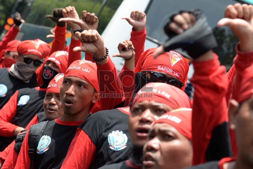 Aksi unjuk rasa buruh di depan Balai Kota DKI Jakarta, Kamis (26/11).  (Republika/Yasin Habibi)