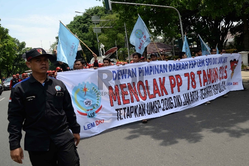 Aksi unjuk rasa buruh di depan Balai Kota DKI Jakarta, Kamis (26/11).  (Republika/Yasin Habibi)