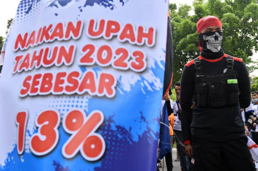 Buruh berunjuk rasa di depan Balai Kota DKI Jakarta, Jakarta, Rabu (21/9/2022). Mereka menuntut Pemerintah Provinsi DKI Jakarta menaikkan upah minimum provinsi (UMP) 2023 sebesar 13 persen sekaligus menolak kenaikan harga bahan bakar minyak (BBM) bersubsidi dan menolak Omnibus Law. 