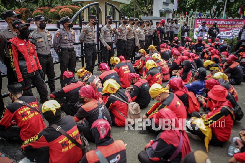 Buruh berunjuk rasa menolak aturan baru JHT di halaman kantor Pemerintah Kota Tangerang, Banten, Kamis (24/2/2022). Dalam aksi tersebut mereka menuntut dan menolak Permenaker Nomor 2 Tahun 2022 tentang Jaminan Hari Tua (JHT) serta persyaratan pencairan dana JHT pada usia 56 tahun yang dianggap memberatkan bagi kalangan pekerja.