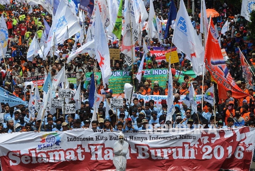 Buruh dari berbagai aliansi melakukan  long march / Ilustrasi. (Republika/Raisan Al Farisi) 