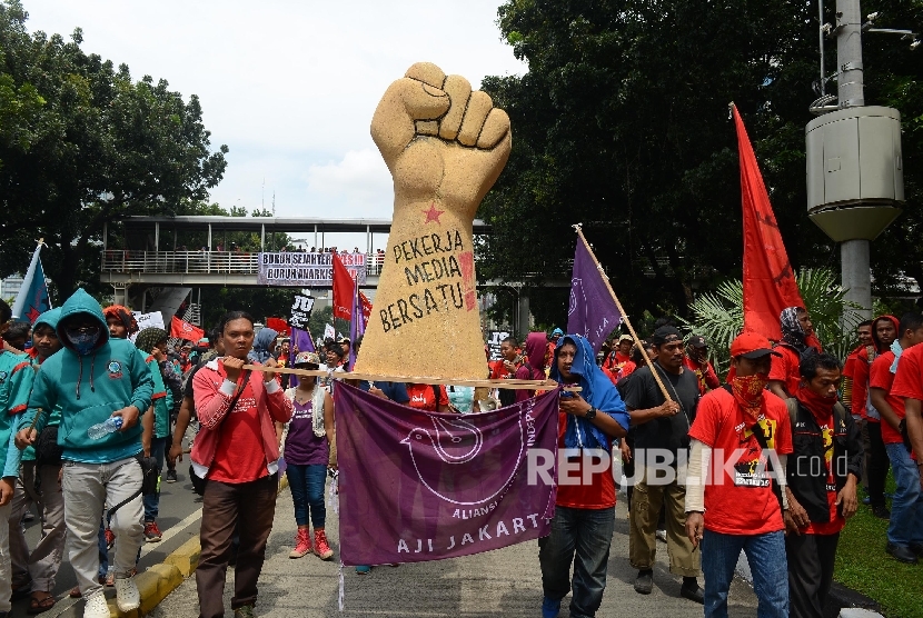 Buruh dari berbagai aliansi melakukan 