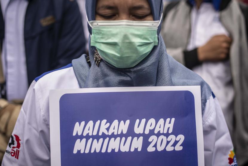 Buruh dari berbagai organisasi melakukan aksi unjuk rasa di depan Kantor Kementerian Ketenagakerjaan, Jakarta (ilustrasi).