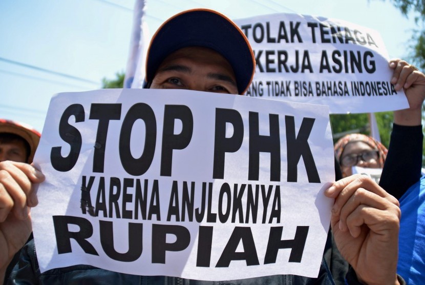  Buruh dari Federasi Serikat Pekerja Metal Indonesia (FSPMI) saat berunjuk rasa di Semarang, Jateng, Selasa (1/9). 
