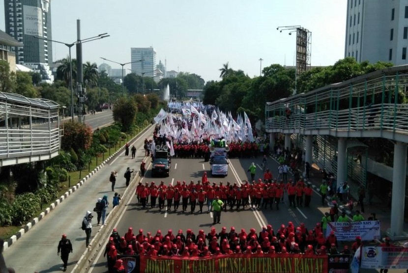 Buruh dari sejumlah Serikat Pekerja menggelar aksi guna memperingati Hari Buruh di Jakarta pada Senin (1/5). 