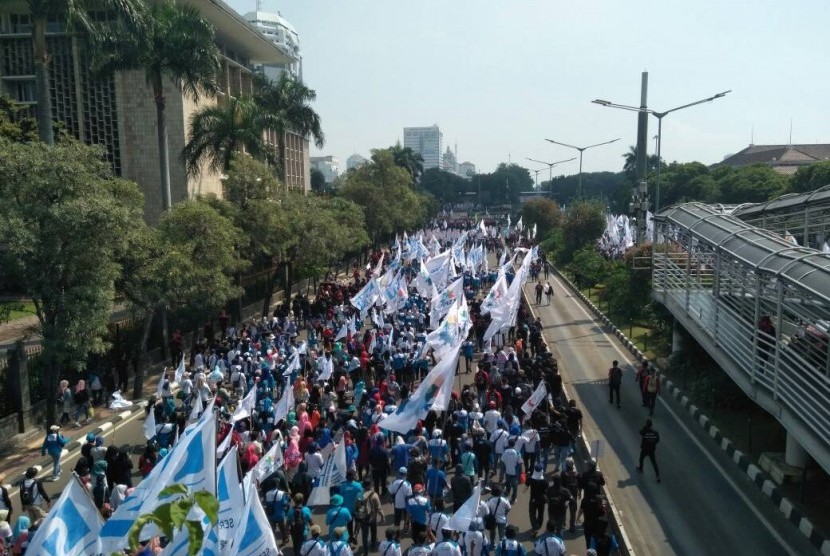 Buruh dari sejumlah Serikat Pekerja menggelar aksi guna memperingati Hari Buruh di Jakarta pada Senin (1/5). 