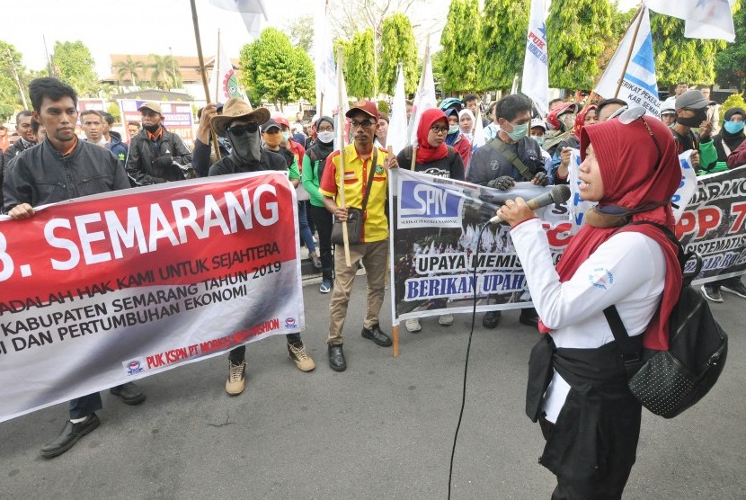 Buruh di Kabupaten Semarang yang tergabung dalam Gerakan Masyarakat Pekerja Ungaran (Gempur) saat menggelar aksi di halaman kantor bupati Semarang. 