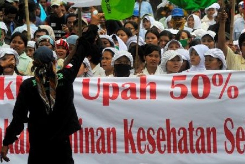 Buruh gabungan dari berbagai Serikat Pekerja dan organisasi buruh melakukan aksi mogok nasional di Kawasan Industri Pulogadung, Jakarta, Kamis (31/10).