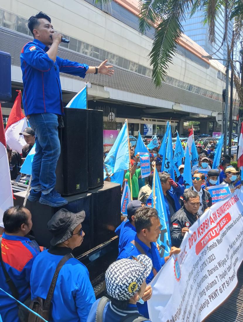 Buruh melakukan aksi damai di Kantor Holding Perkebunan Nusantara PTPN III (Persero) Gedung Agro Plaza, Jakarta. 