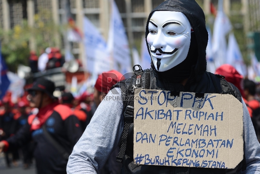  Buruh melakukan aksi di bundaran Patung Kuda, Silang Monas, Jakarta Pusat, Selasa (1/9).  (Republika/Raisan Al Farisi)