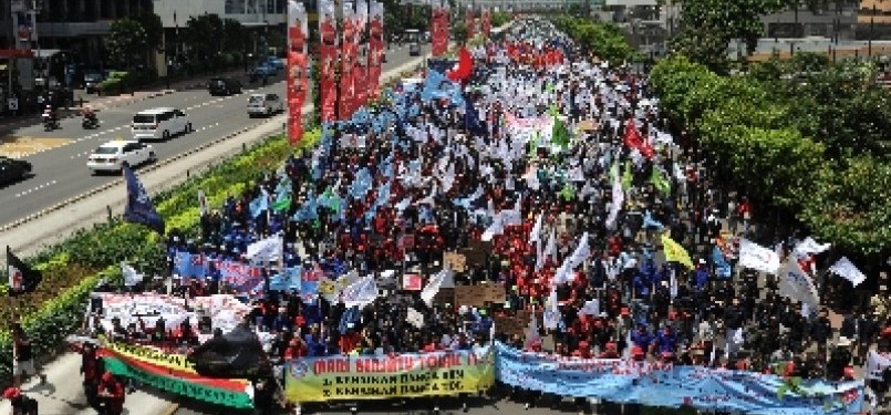 Buruh melakukan long march dari Bundaran Hotel Indonesia menuju Istana Merdeka saat berunjuk rasa menolak rencana kenaikan harga BBM. (ilustrasi) 