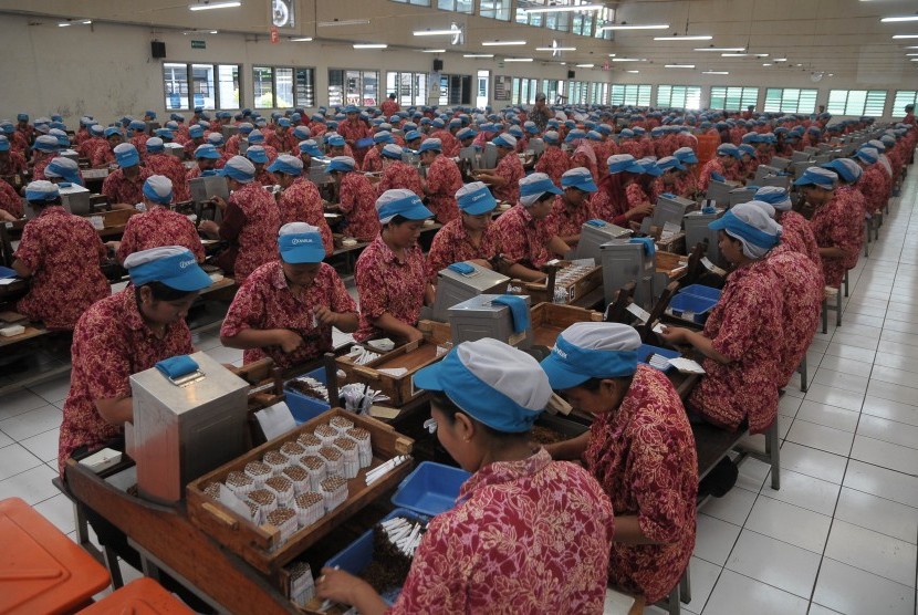 Buruh melakukan pelintingan Sigaret Kretek Tangan (SKT) di Kudus, Jawa Tengah, Rabu (31/8).