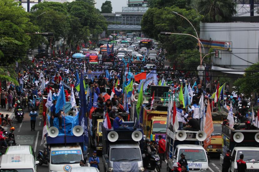 Buruh memadati Jalan Basuki Rahmat saat berunjuk rasa di Surabaya, Jawa Timur, Selasa (1/3/2022). Unjuk rasa buruh itu menolak Peraturan Menteri Ketenagakerjaan Nomor 2 Tahun 2022 tentang Tata Cara dan Persyaratan Pembayaran Program Jaminan Hari Tua (JHT). 
