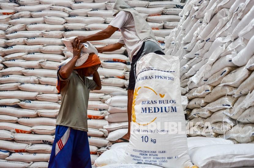 Buruh memanggul beras di gudang Perum Bulog (ilustrasi). Bulog Divre Sumsel Babel menyatakan, stok beras mencukupi untuk enam bulan ke depan.