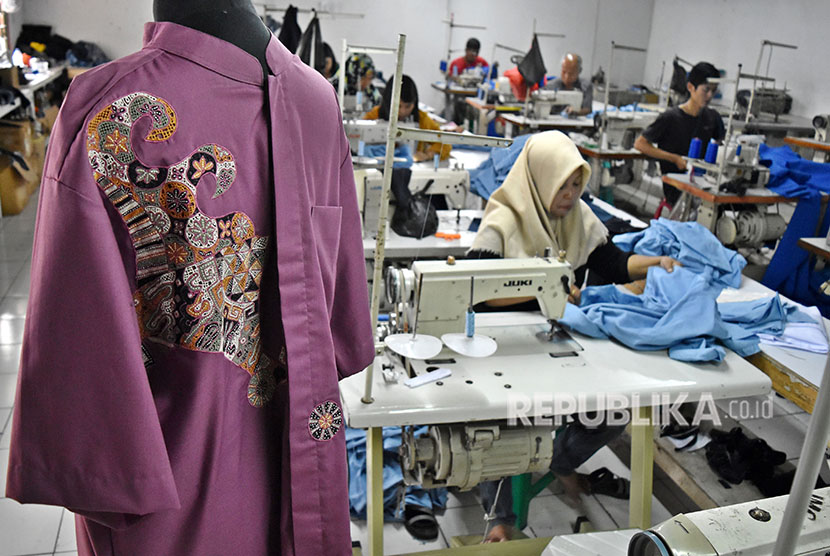 Buruh memproduksi pakaian jadi di salah satu pabrik garmen di Bergas, Kabupaten Semarang, Jawa Tengah. Presiden KSPI mengatakan buruh sangat rentan terpapar Covid-19. Ilustrasi.
