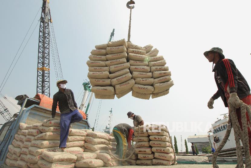Semen Indonesia prediksi angka penjualan naik hingga 5 persen. Buruh mengangkut semen untuk dimuat ke kapal. (ilustrasi)