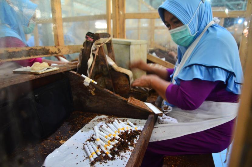 Buruh mengerjakan pelintingan rokok Sigaret Kretek Tangan (SKT) di Kudus, Jawa Tengah, Sabtu (5/3/2022). Buruh linting rokok dengan sistem borongan tersebut dalam sehari mampu menghasilkan 3000-4000 batang rokok dengan upah Rp22 ribu per 1000 batang rokok. 