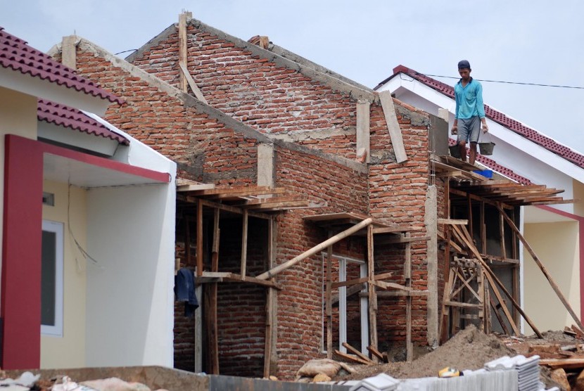 Buruh mengerjakan pembangunan rumah bersubsidi di salah satu perumahan di Ungaran Timur, Kabupaten Semarang, Jawa Tengah, Senin (29/2).