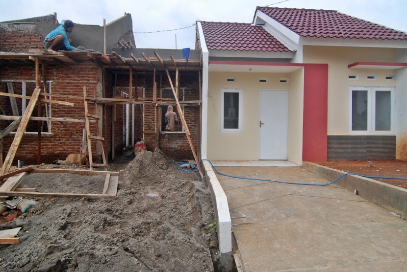 Buruh mengerjakan pembangunan rumah bersubsidi di salah satu perumahan di Ungaran Timur, Kabupaten Semarang, Jawa Tengah, Senin (29/2).