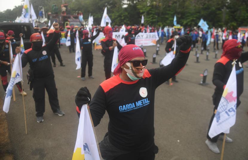 Buruh menggelar aksi memperingati hari buruh atau May Day di Jakarta, Sabtu (1/5/2021). Dalam aksinya mereka meminta pemerintah untuk mencabut Omnibus Law dan memberlakukan upah minimum sektoral (UMSK) 2021.