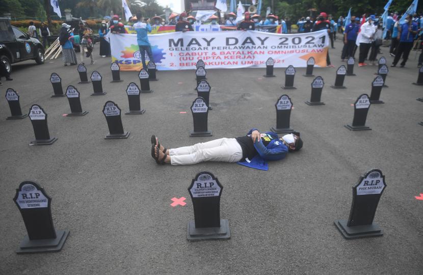 Buruh menggelar aksi memperingati hari buruh atau May Day di Jakarta, Sabtu (1/5/2021). Dalam aksinya mereka meminta pemerintah untuk mencabut Omnibus Law dan memberlakukan upah minimum sektoral (UMSK) 2021.