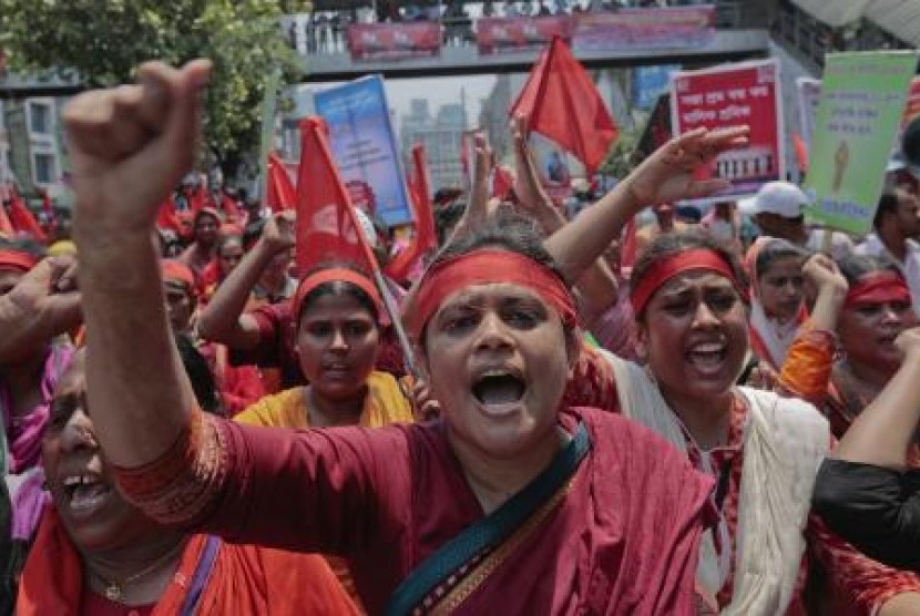 Buruh pabrik garmen Bangladesh meneriakkan slogan saat berpartisipasi dalam peringatan Hari Buruh Internasional (May Day) di Dhaka, Ahad, 1 Mei 2016.