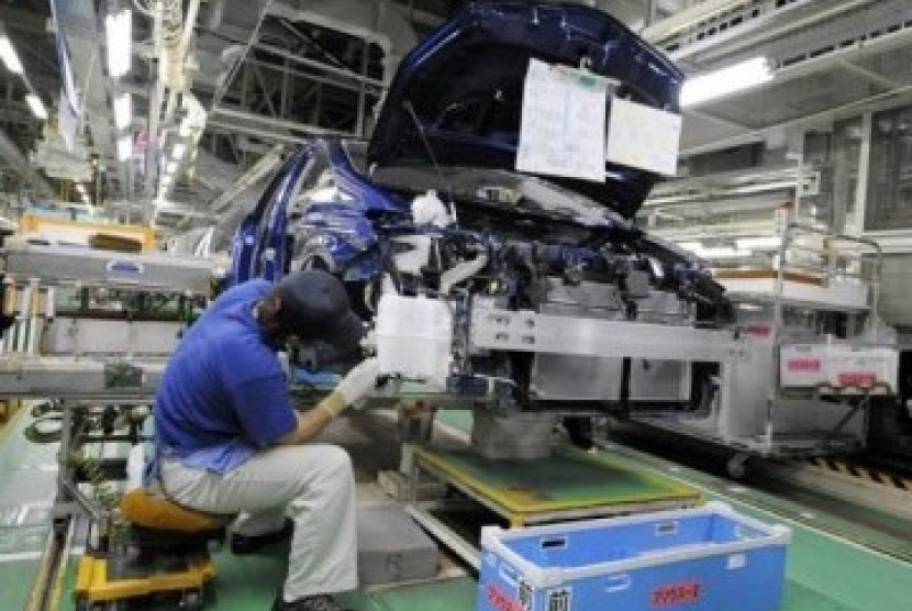 Buruh pabrik otomotif Jepang. Menyerap banyak tenaga magang