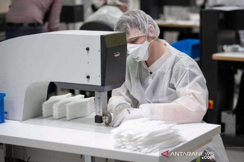 Buruh pabrik tekstil Zender Germany GmbH, yang biasanya pemasok otomotif, membuat masker pelindung ditengah pandemi virus COVID-19 di Osnabrueck, Jerman, Senin (6/4/2020)