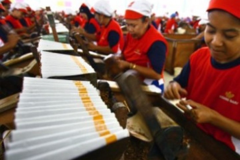 Buruh pelinting rokok di pabrik rokok Indonesia
