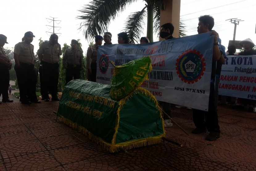 Buruh serahkan keranda jenazah ke DPRD Kota Bekasi, Senin (17/6)