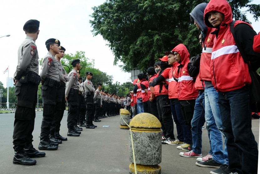 Buruh tergabung dalam komite Perjuangan Rakyat melakukan unjuk rasa didepan istana Merdeka, Jakarta, rabu (25/6). 