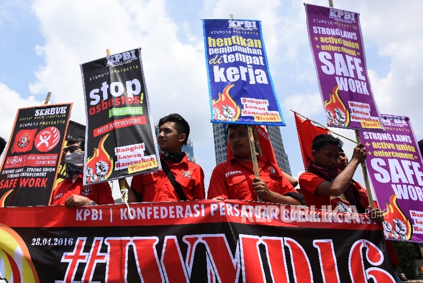 Buruh yang tergabung dalam Konfederasi Persatuan Buruh Indonesia (KPBI) melakukan aksi memperingati para buruh yang menjadi korban kecelakaan kerja atau International Workers' Memorial Day di Jakarta, Kamis (28/4).ANTARA FOTO/Wahyu Putro A