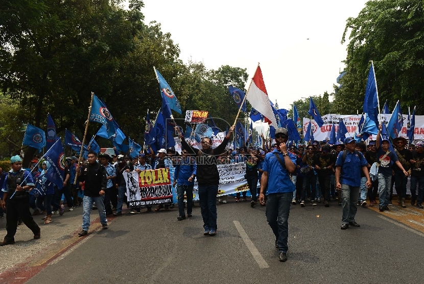   Buruh yang tergabung dalam Serikat Pekerja Seluruh Indonesia (SPSI) melakukan aksi unjuk rasa di depan Istana Negara, Jakarta, Rabu (28/10).   (Republika/Raisan Al Farisi)