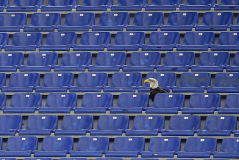 Burung elang Olympia yang menjadi mascot Lazio bertengger di deretan kursi kosong di Stadion Olimpico Italia. Bagian Curva Nord stadion yang biasa diduduki oleh pendukung fanatik Lazio akan ditutup.