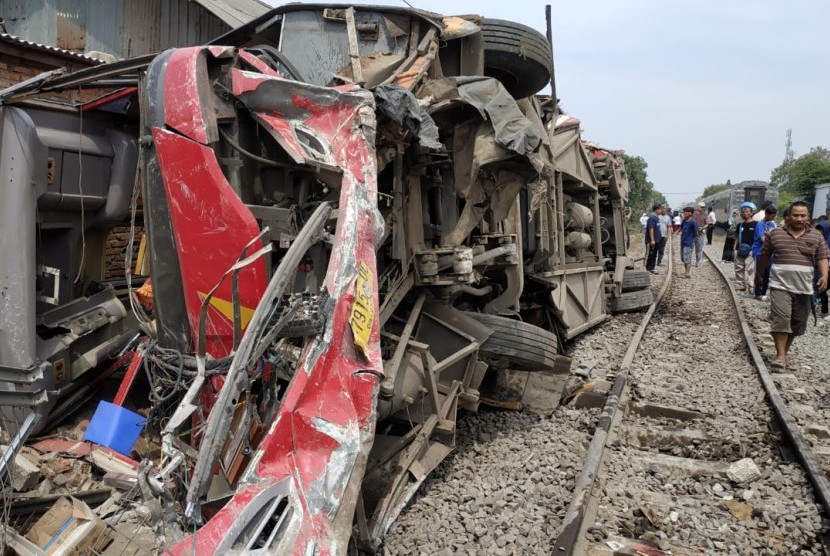 Bus Agra Mas Nopol T 7915 DC yang tertabrak KA Argo Parahyangan di perlintasan Warung Bambu, Karawang, mengalami kerusakan yang cukup parah, Senin (26/8). 