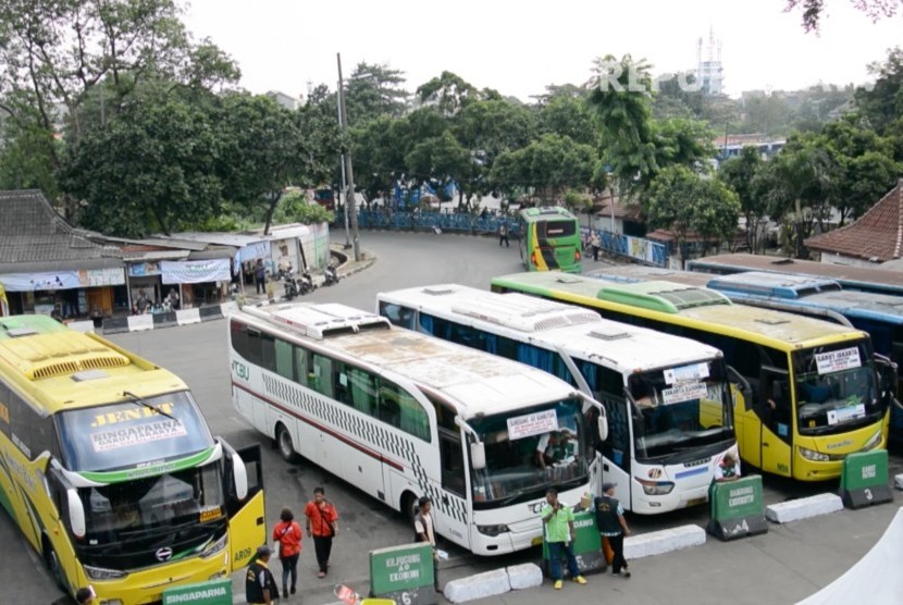 Bus AKAP di Terminal Bus kampung rambutan, Jakarta Timur
