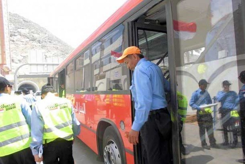 Bus angkutan jamaah haji menuju Masjidil Haram