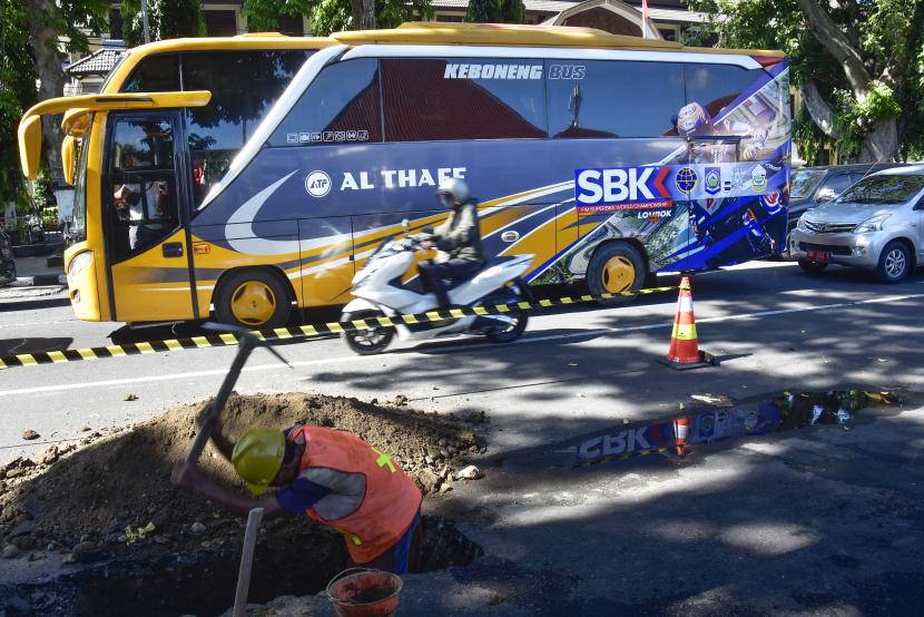 Bus angkutan khusus untuk penonton World Superbike (WSBK) Mandalika melintas di jalan Pejanggik, Mataram, NTB, Selasa (2/11/2021). 