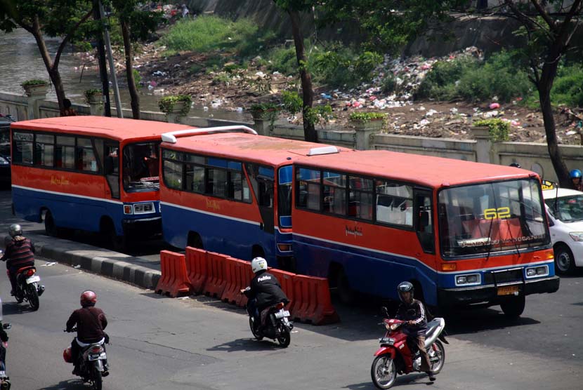 Bus angkutan umum parkir di Terminal Manggarai, Jakarta Pusat, Selasa (3/6).