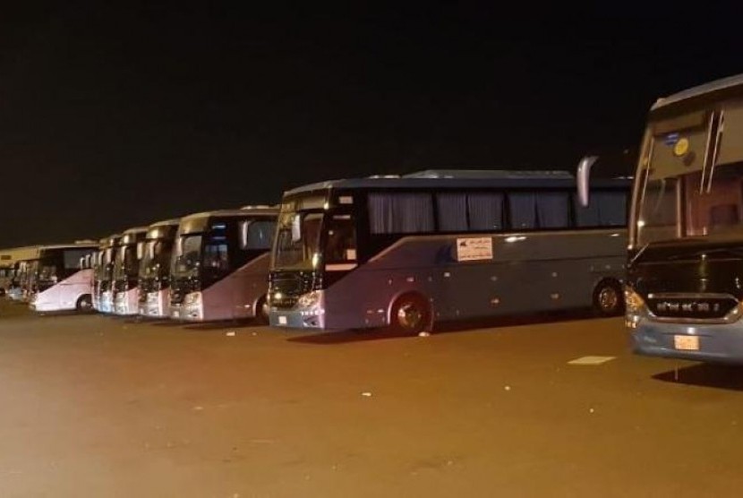 Bus angkutan umum yang terparkir di pinggiran kota Makka. Mereka akan mengangkut peziarah setelah mobil pribadi tak boleh memasuki kota Makkah. Sarana ini dimulai pada Ramadhan 2018.