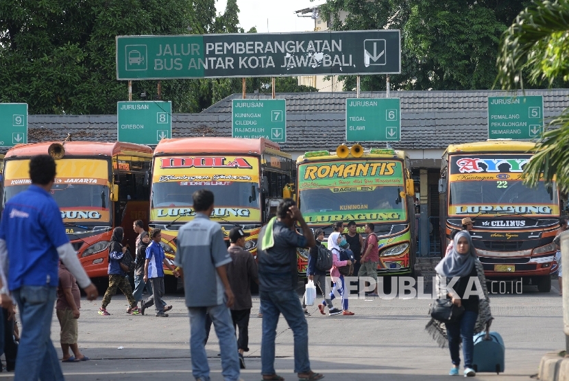 Terminal Pulo Gadung, Jakarta. Sebanyak 10 jalan tembus akan dibangun di Jakarta. Salah satunya jalan tembus dari Terminal Pulogadung ke Kelapa Gading, Jakarta Utara.