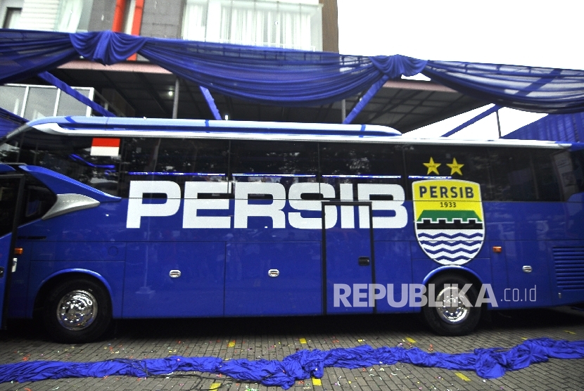  Bus baru Persib Bandung yang terparkir di halaman Graha Persib, Jalan Sulanjana, Kota Bandung, Jumat(2/6).
