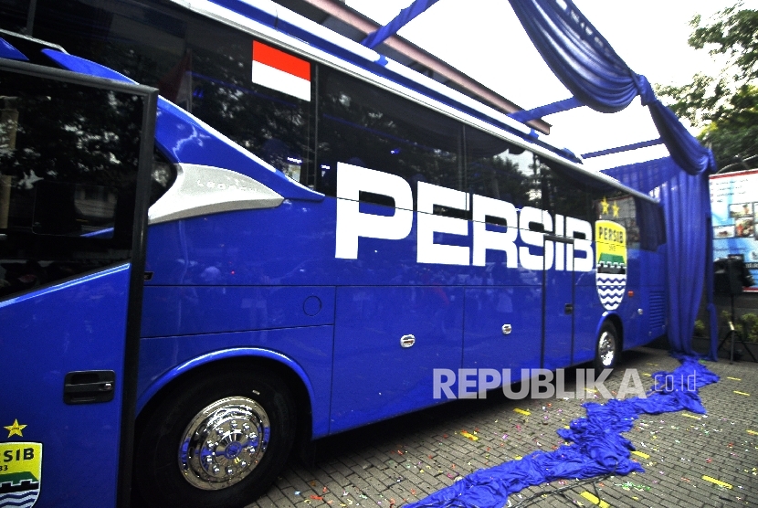  Bus baru Persib Bandung yang terparkir di halaman Graha Persib, Jalan Sulanjana, Kota Bandung, Jumat (2/6).